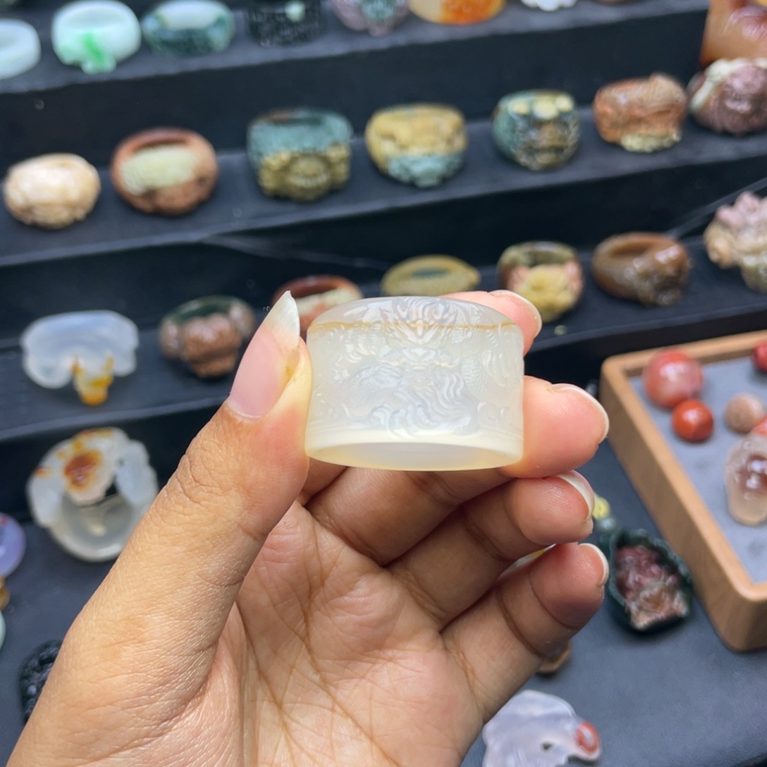 定制玛瑙未镶嵌手工雕刻盘龙戒（漏价）