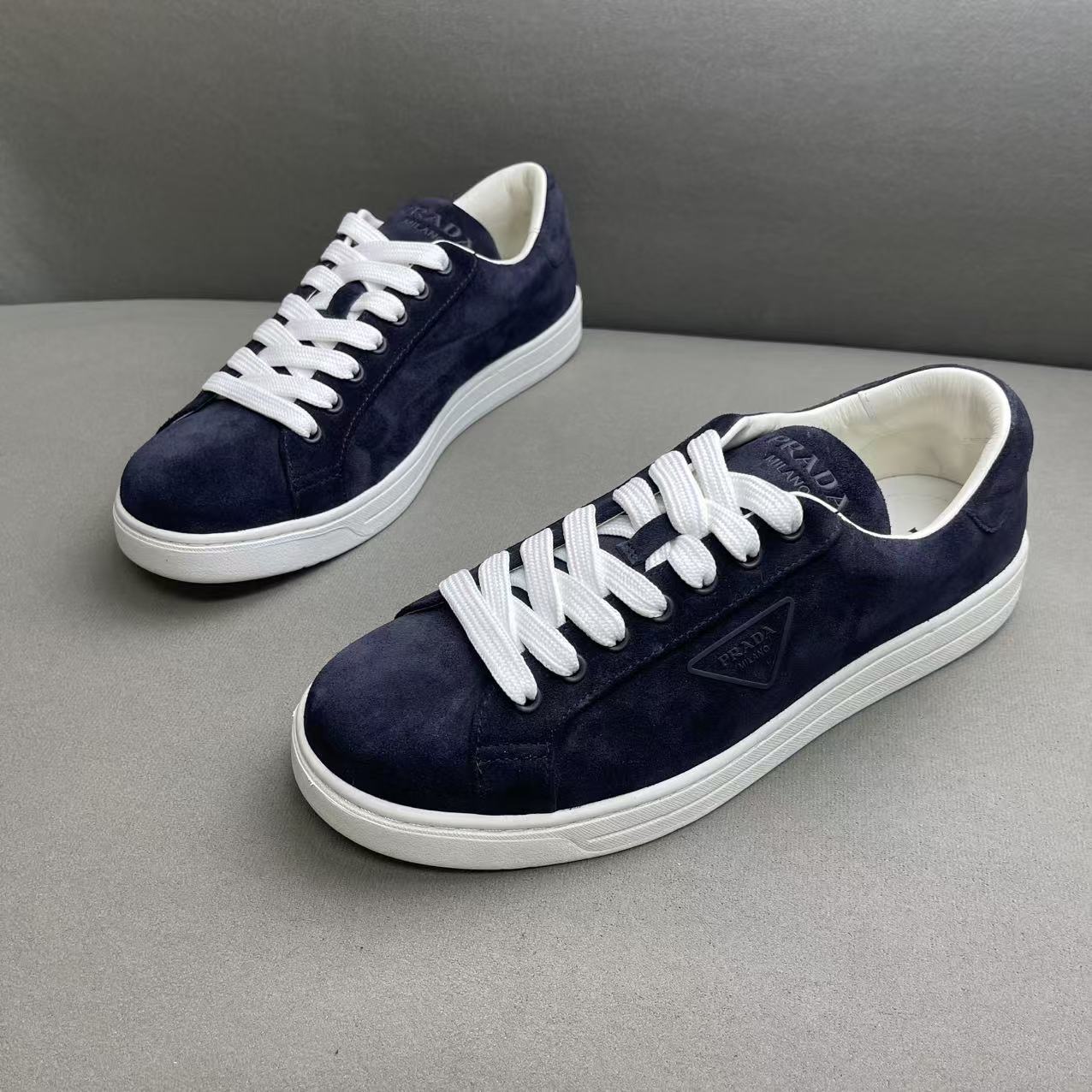 未使用 Prada/普拉达 藏蓝色麂皮三角标时尚白底板鞋 40/40.5全新