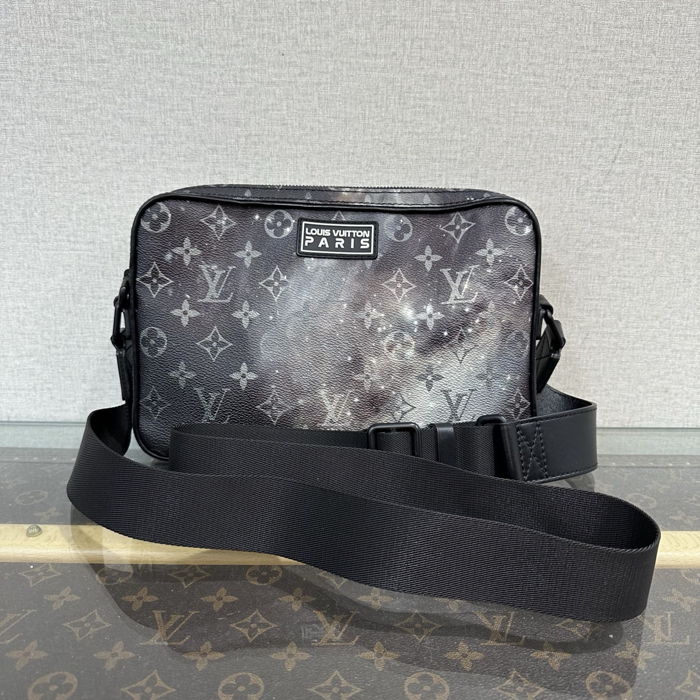 95新 LV 限量秀款星空老花邮差包 11054