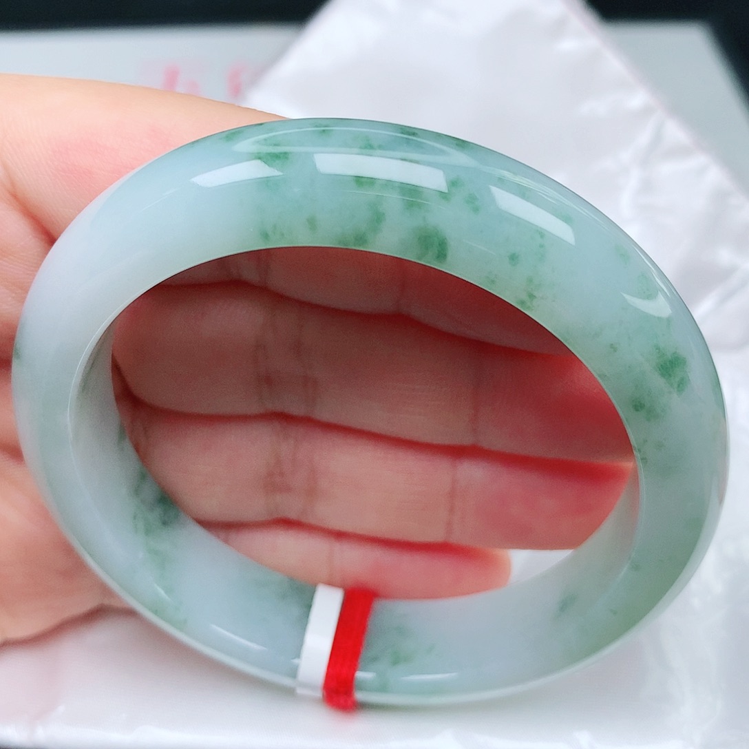 翡翠手镯未镶嵌13小绿花