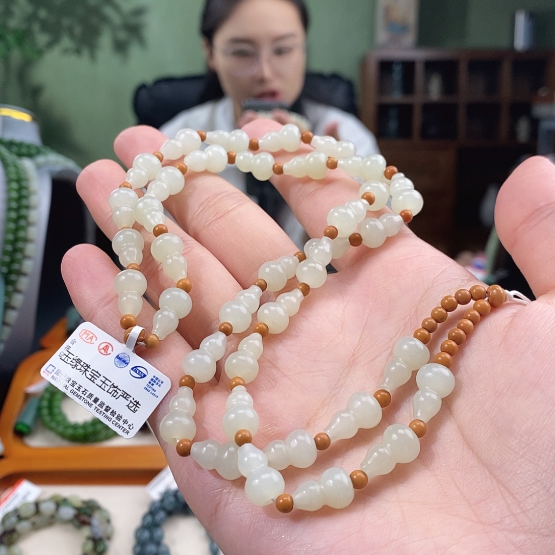 狼***道颈饰未镶嵌和田玉