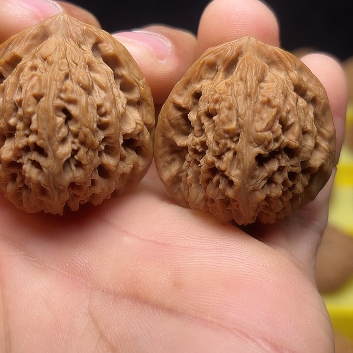 W***l文玩核桃把件凹底三角南疆石38尺全家福10