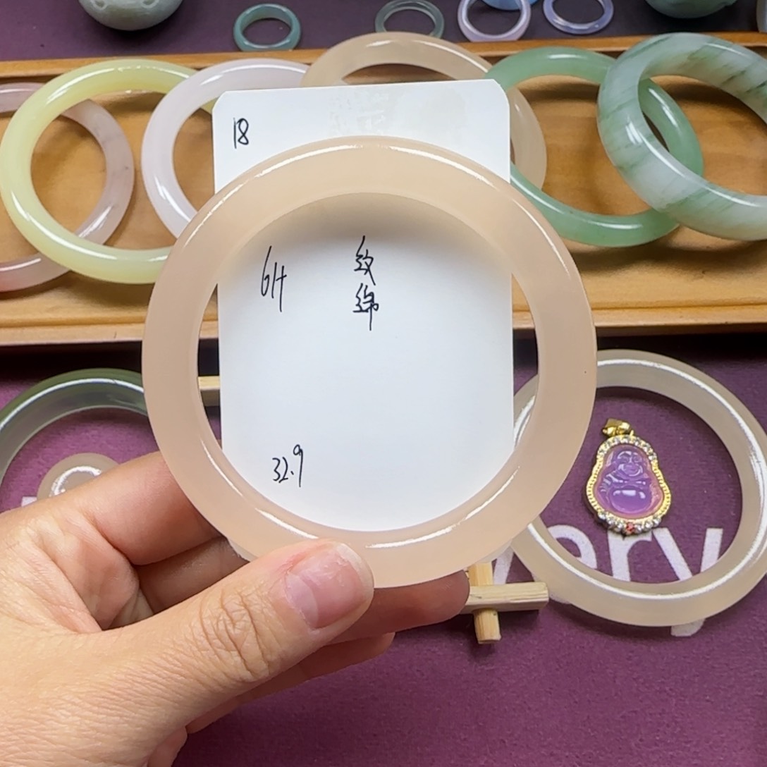 石英质玉手镯未镶嵌18