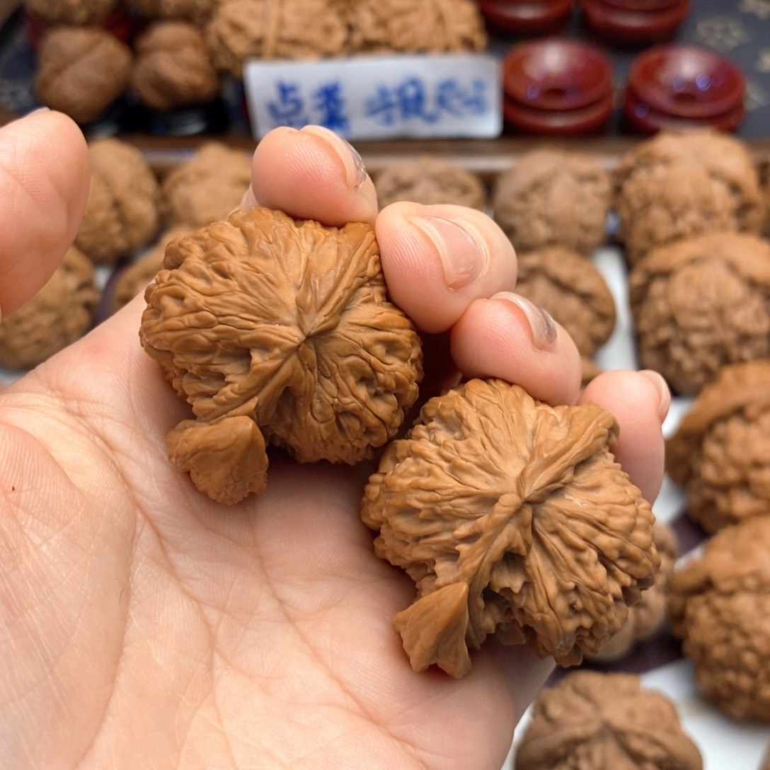 【闪购商品】文玩核桃把件三角白犀牛