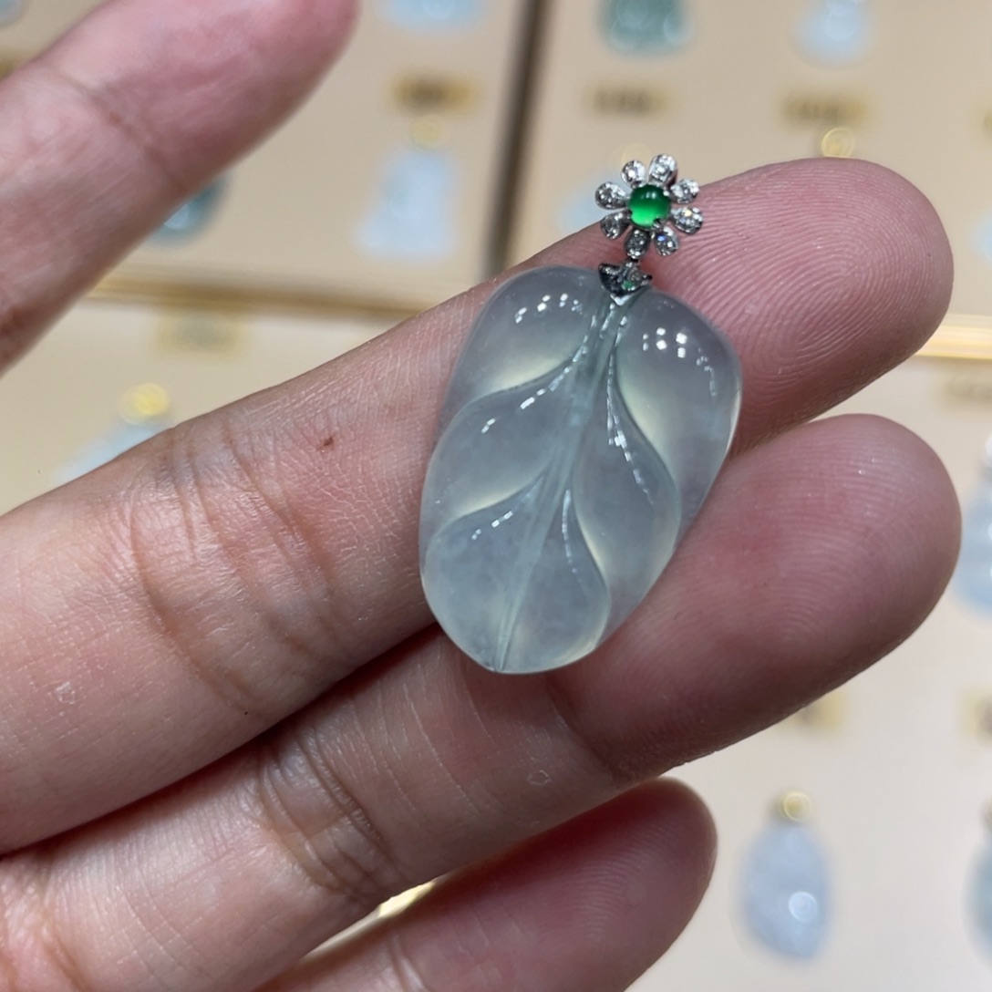 翡翠18K金镶嵌颈饰叶子