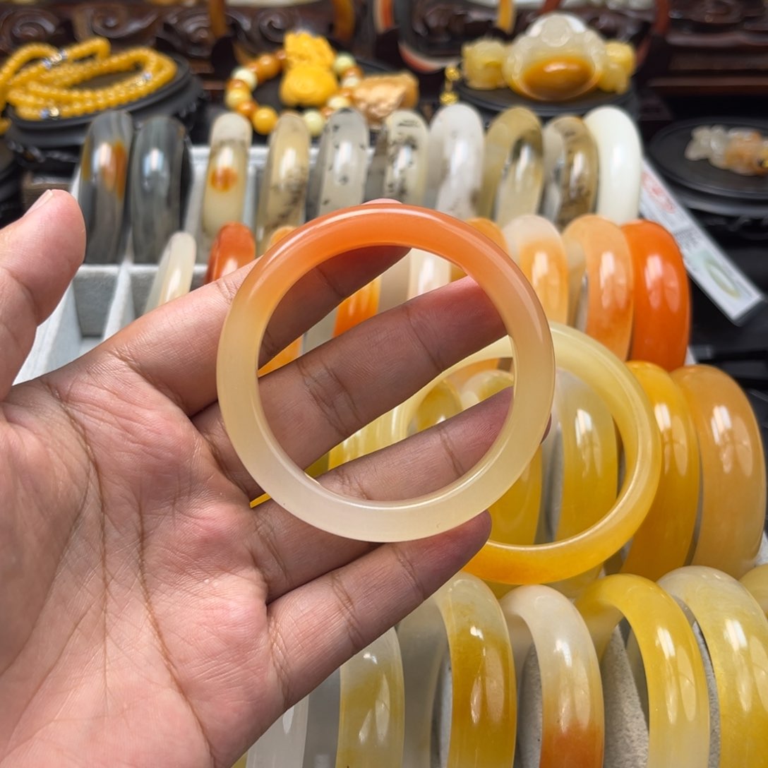 石英质玉（黄龙玉）手镯未镶嵌?