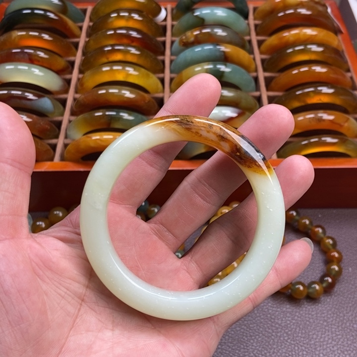 蛇纹石玉手镯未镶嵌王****）