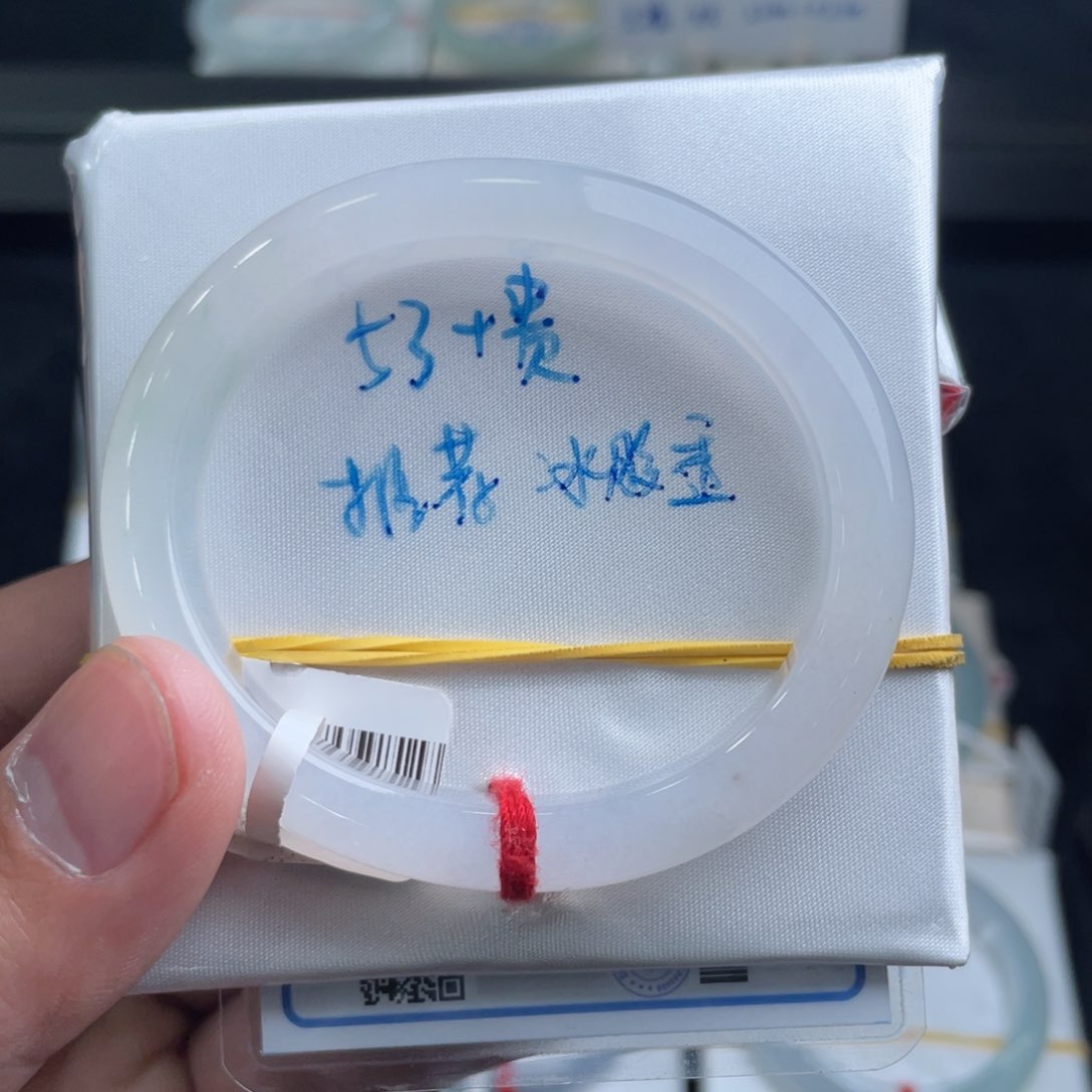 翡翠手镯未镶嵌翡翠手镯