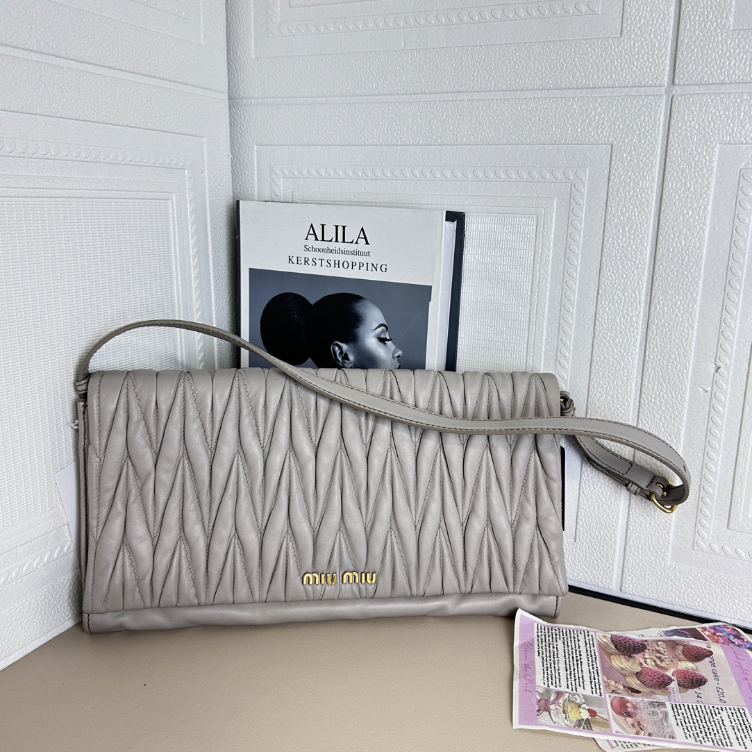 95新 MIU MIU/缪缪 灰色褶皱底长31腋下单肩包