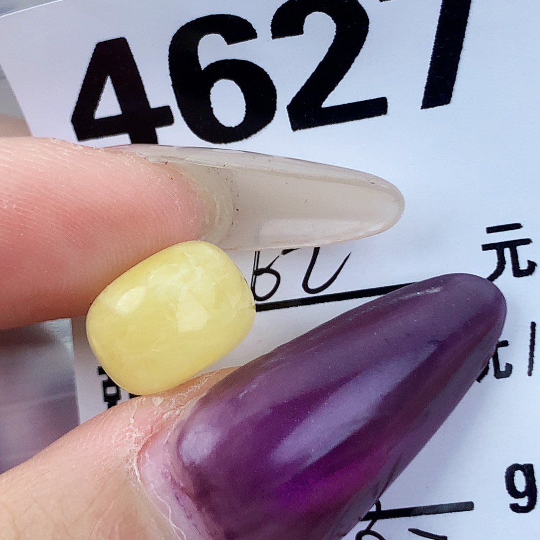 琥珀未镶嵌珠宝奇石11.8×8.7孔道针尖孔
