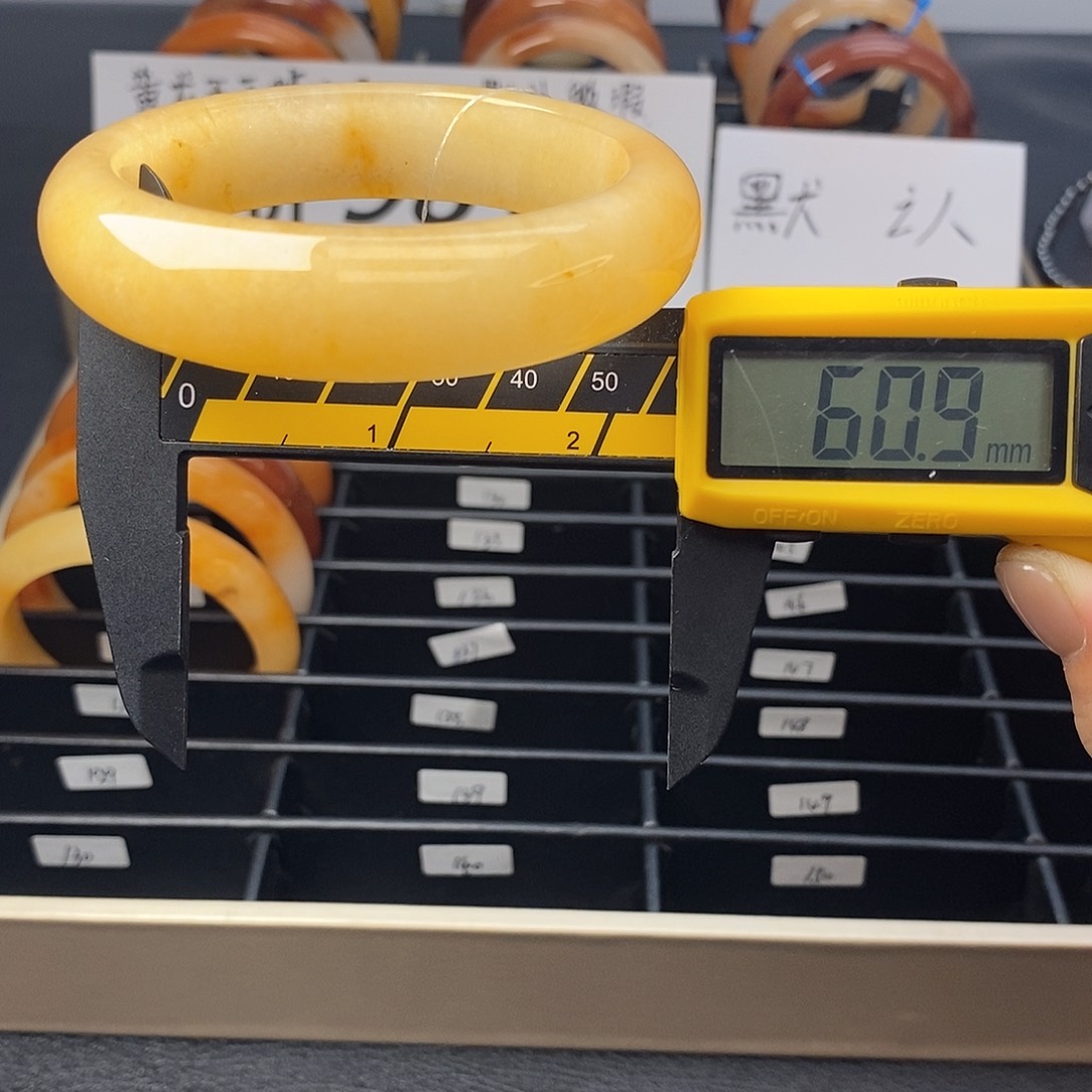 未镶嵌石英质玉（黄龙玉）手镯128号