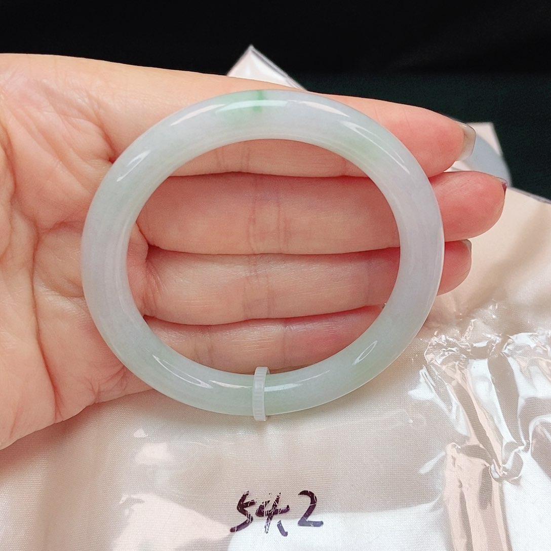 翡翠手镯未镶嵌美人