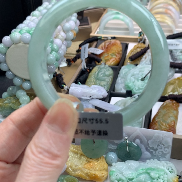 翡翠手镯未镶嵌吊坠