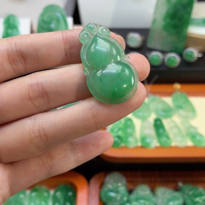 石英质玉（非洲翠）未镶嵌颈饰