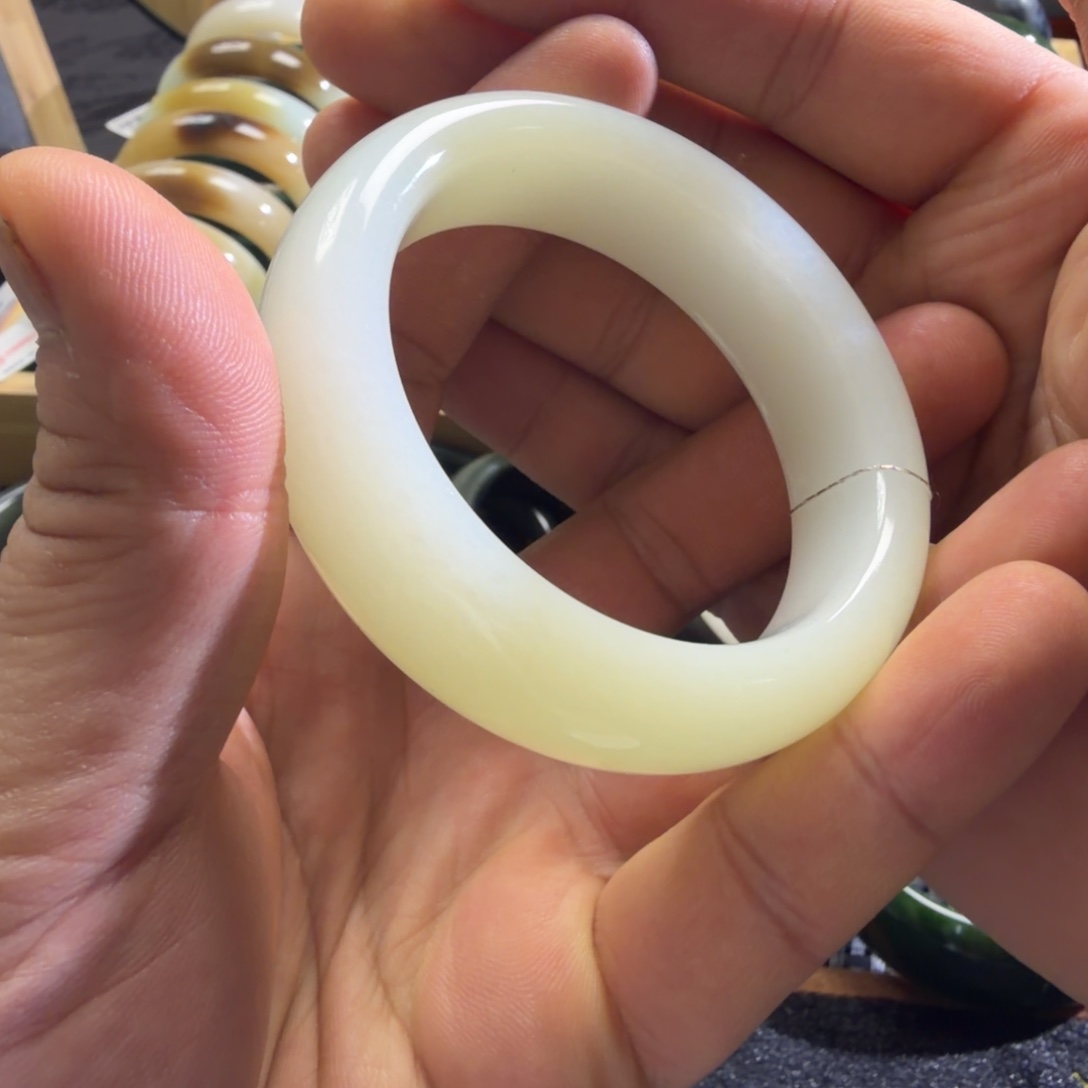 和田玉未镶嵌手镯