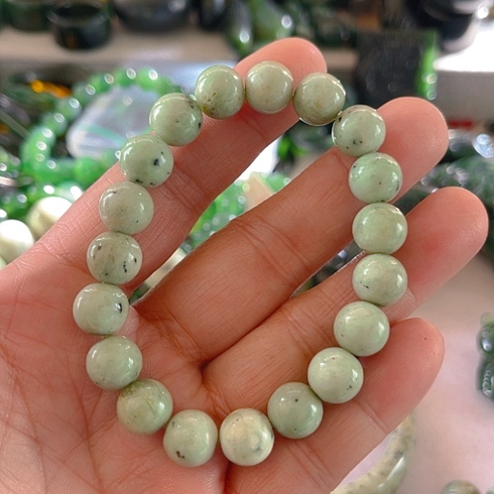 蛇纹石玉颈饰未镶嵌