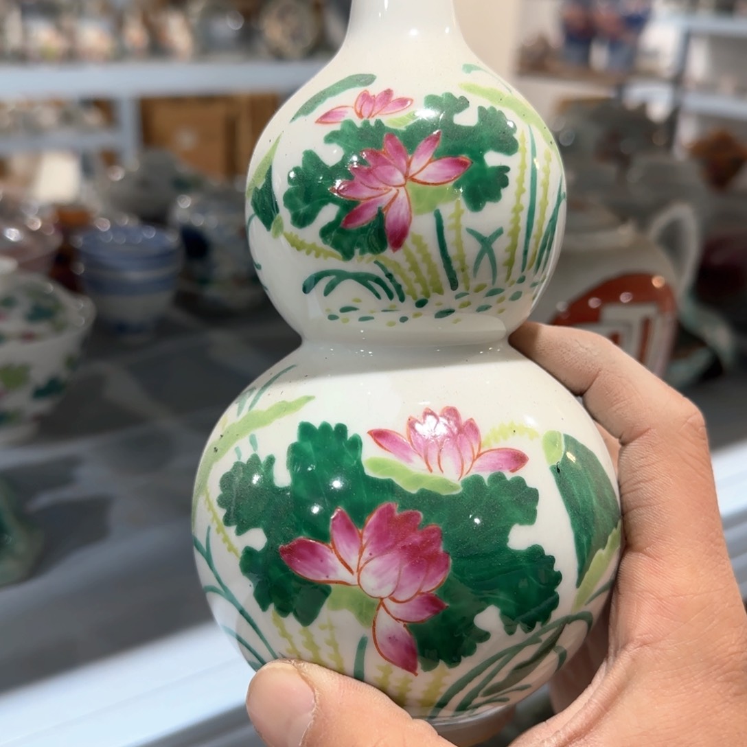 瓷片瓷器上用青花做圆润青花