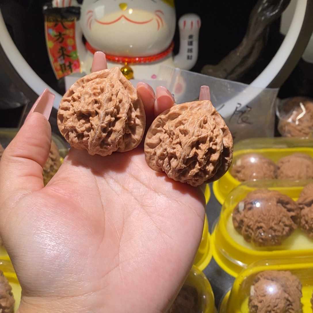 光***声文玩核桃吊坠梨木台