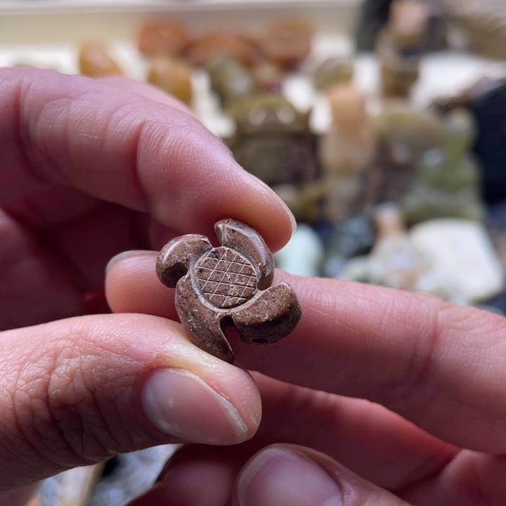 蛇纹石玉颈饰未镶嵌