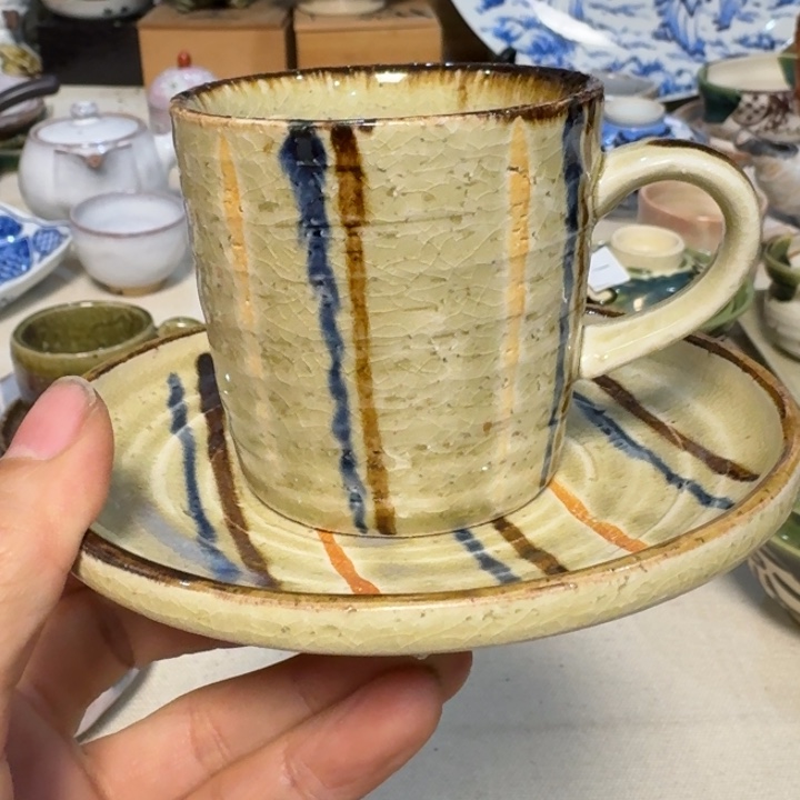 咖啡杯里有咖啡和咖啡