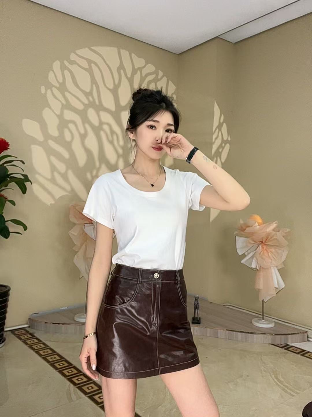 （吕大小姐）特种英胚头层翡翠油蜡工艺绵羊皮短裙