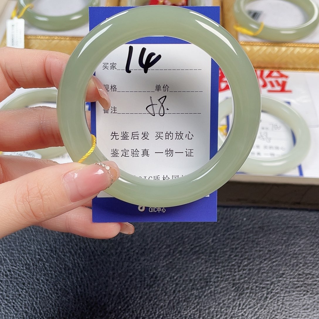 珍***姐和田玉未镶嵌手镯