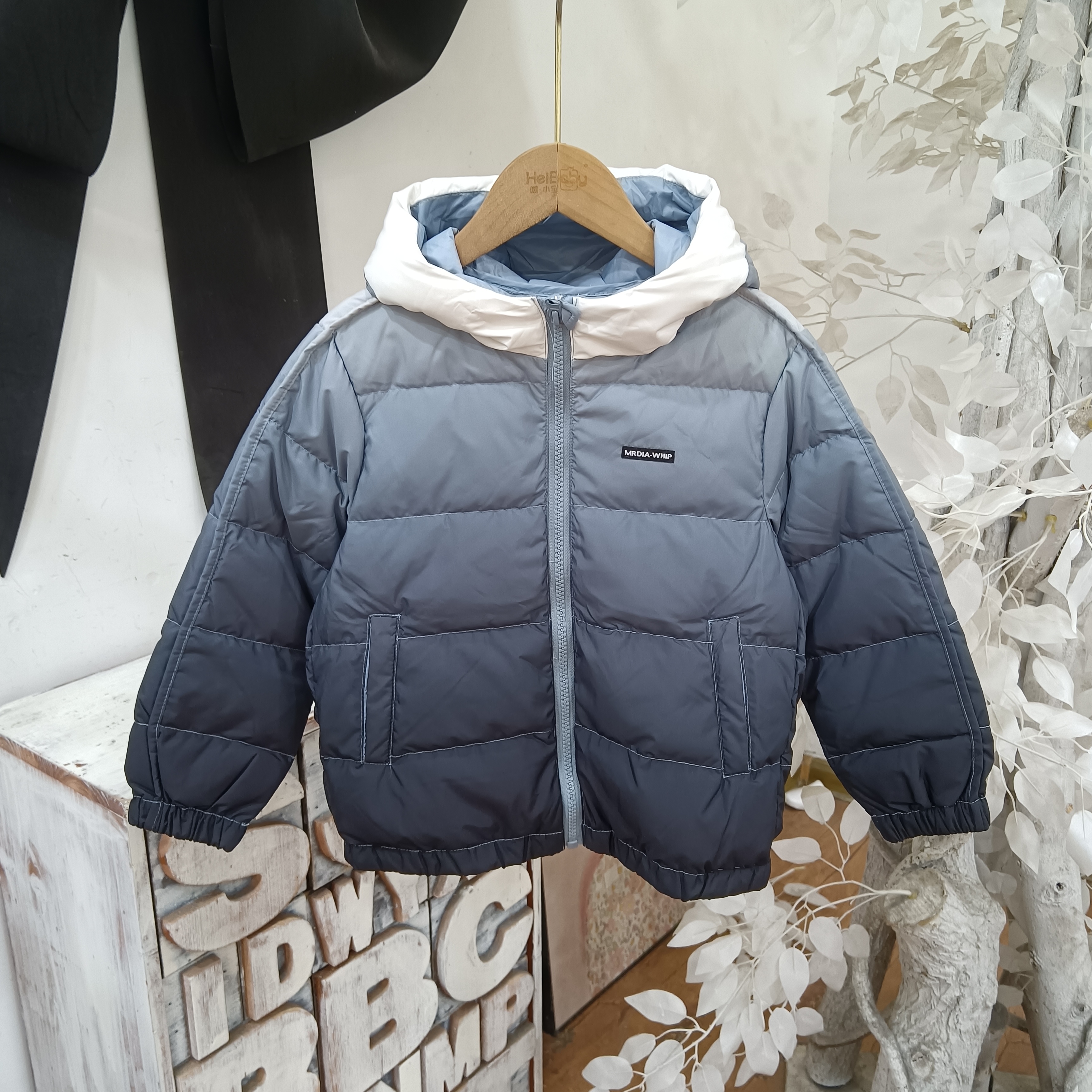 A034灰色外套童装/俊而潘