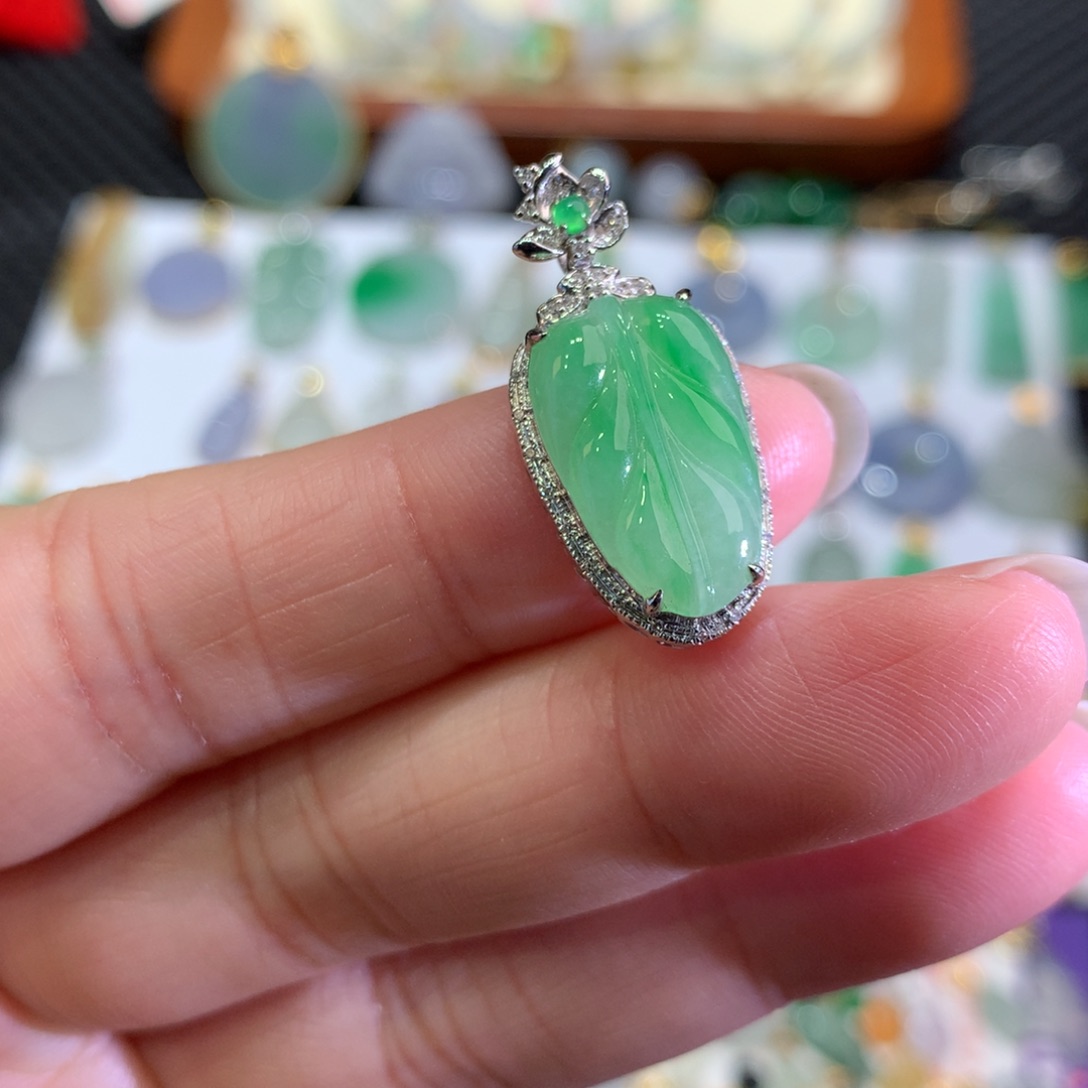 翡翠颈饰18K金镶嵌翡翠吊坠的未镶嵌