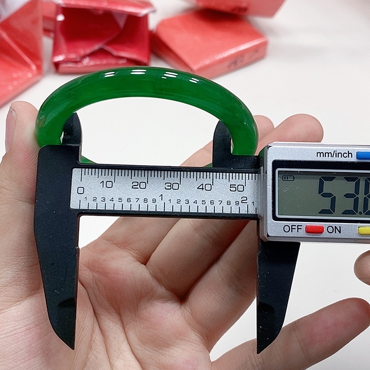 翡翠手镯未镶嵌72。