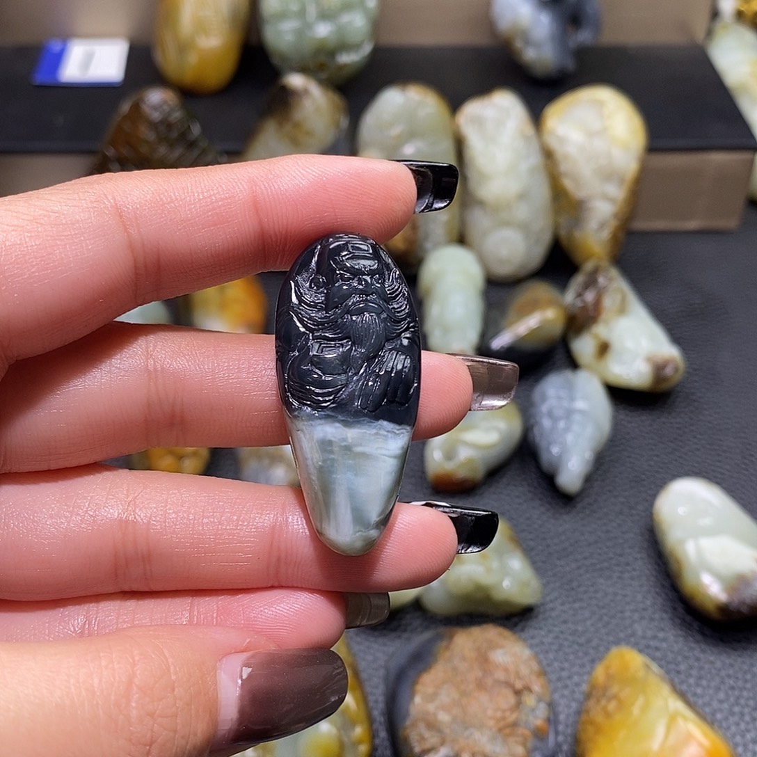 贝***哥和田玉未镶嵌颈饰