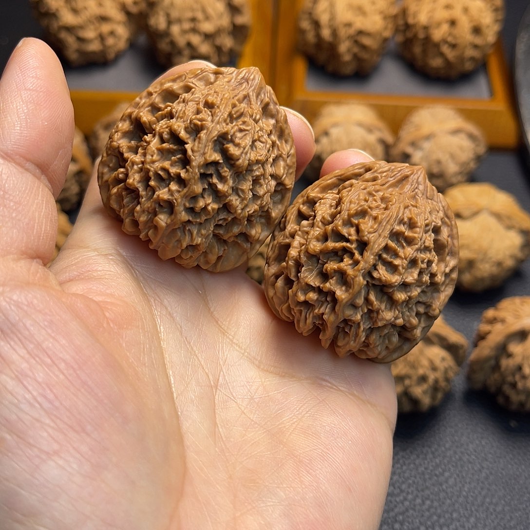 桃核把件全品百花山40。 原生态