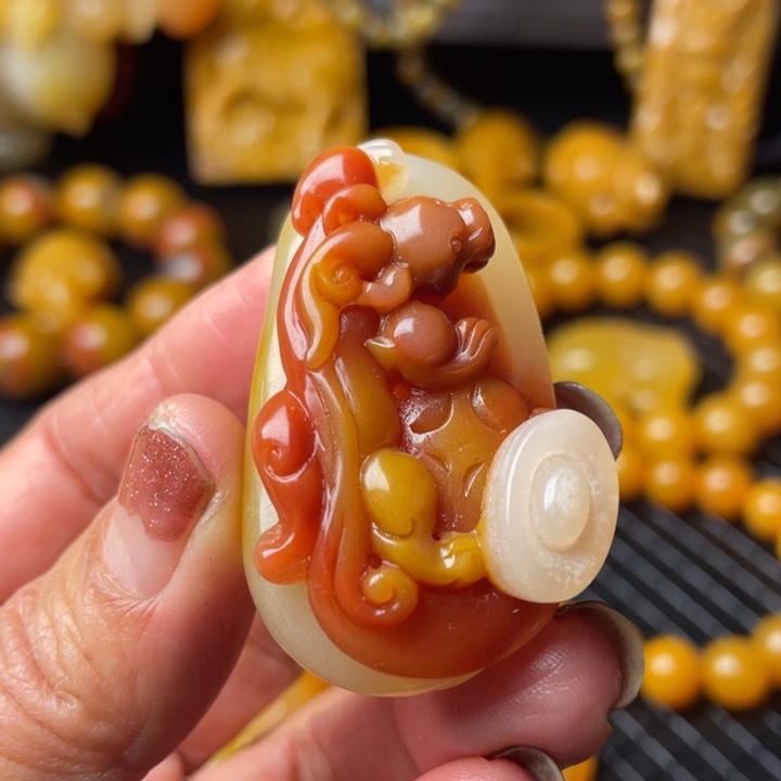 未镶嵌石英质玉（黄龙玉）颈饰