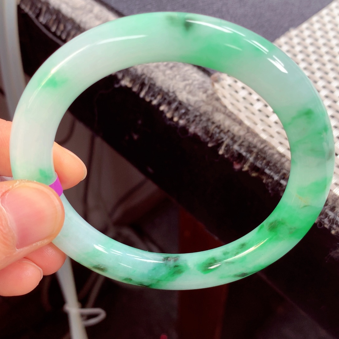 翡翠手镯未镶嵌霹****女缅甸