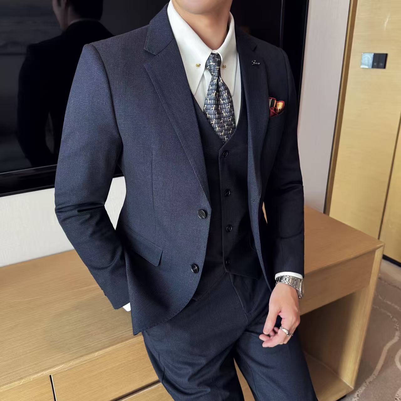 婚礼西服套装男修身结婚西装商务休闲男士帅气西服三件套戗驳领