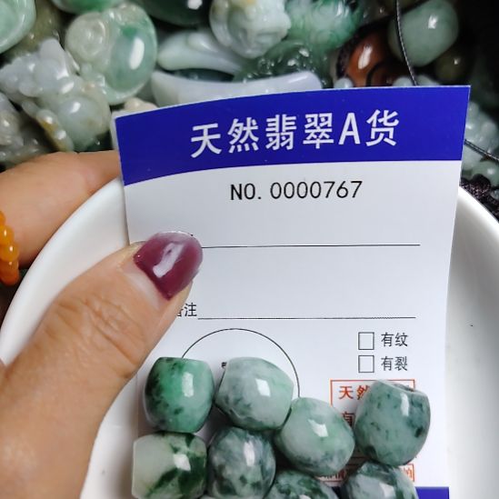 翡翠未镶嵌颈饰路路通