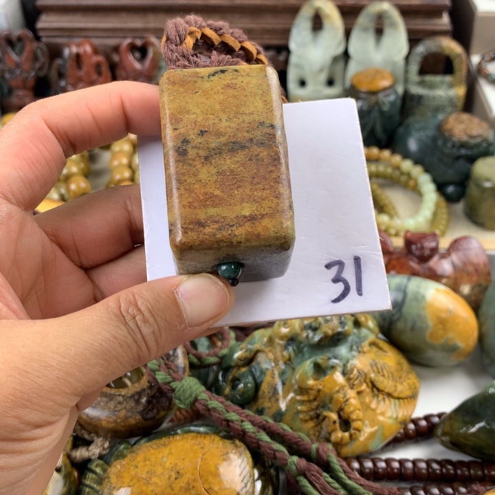 岫岩河磨玉（透闪石质玉）未镶嵌珠宝奇石色**间