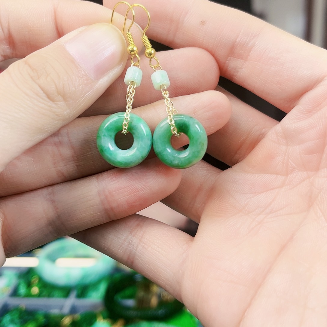 翡翠颈饰未镶嵌耳饰多样性