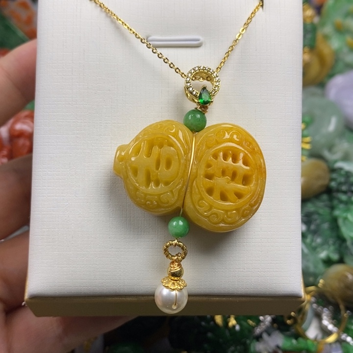 翡翠未镶嵌吊坠(赠链)