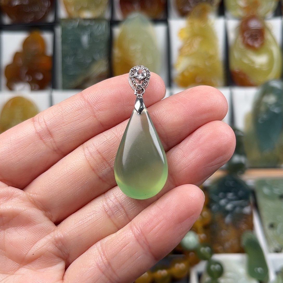 蛇纹石玉颈饰合金