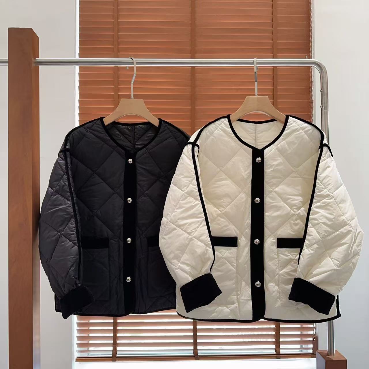 香风优雅气质外套女反季天鹅绒拼接菱格圆领廓形太空棉服AW25030