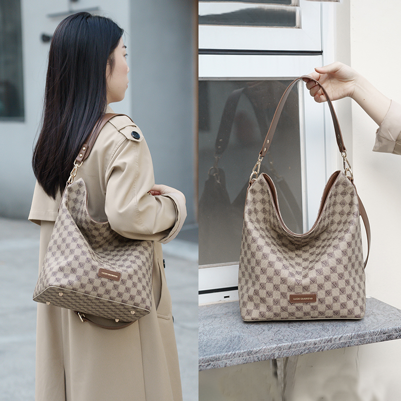 2025轻奢品牌新款大容量水桶包时尚百搭包包复古通勤单肩斜挎包