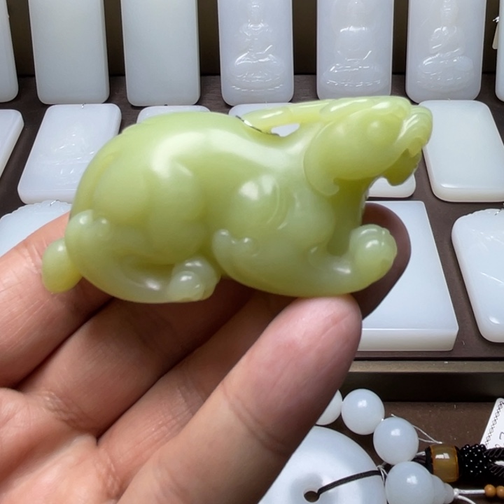 和田玉颈饰未镶嵌小**轻貔貅