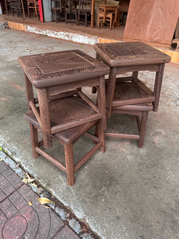 小件物品：小凳子和坑几或者换鞋凳。