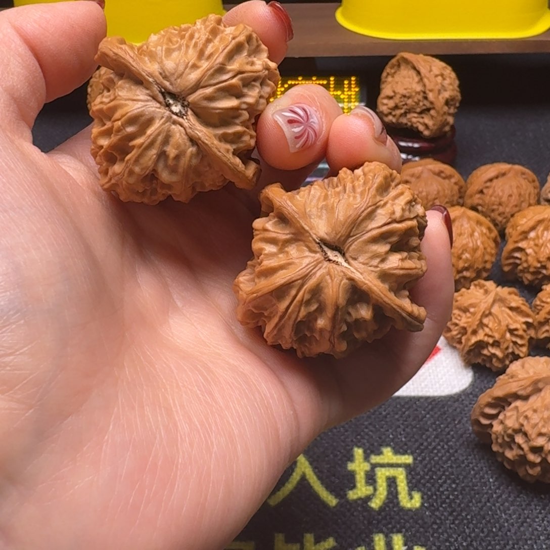 文玩核桃吊坠41金牛