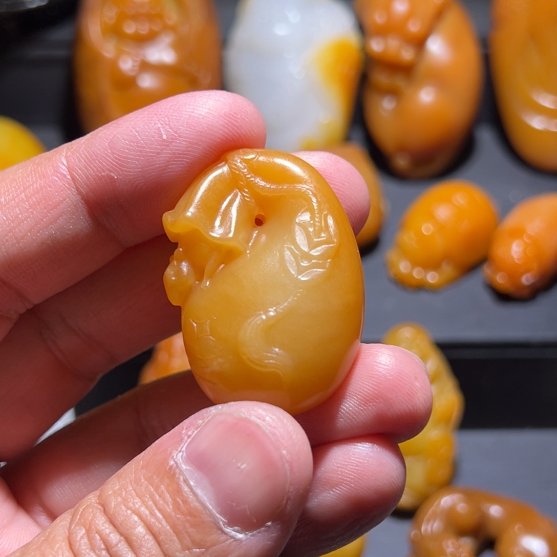 茅***士和田玉未镶嵌颈饰
