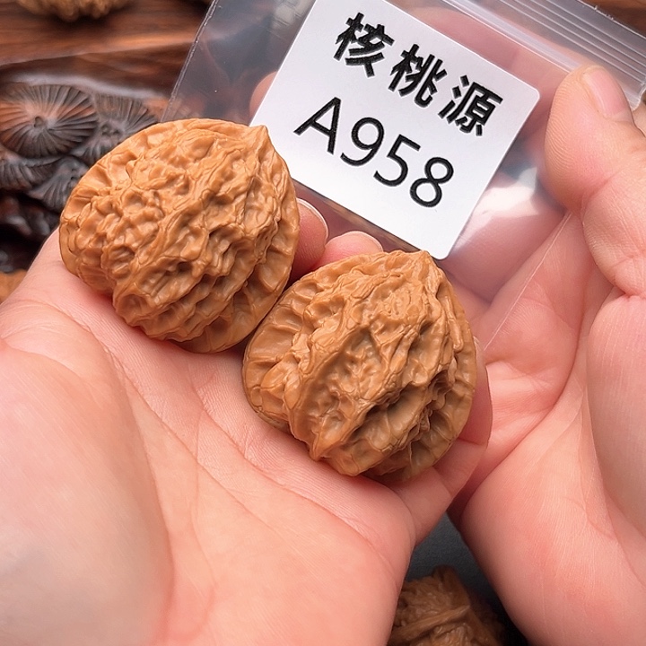 文玩核桃吊坠梨木台42