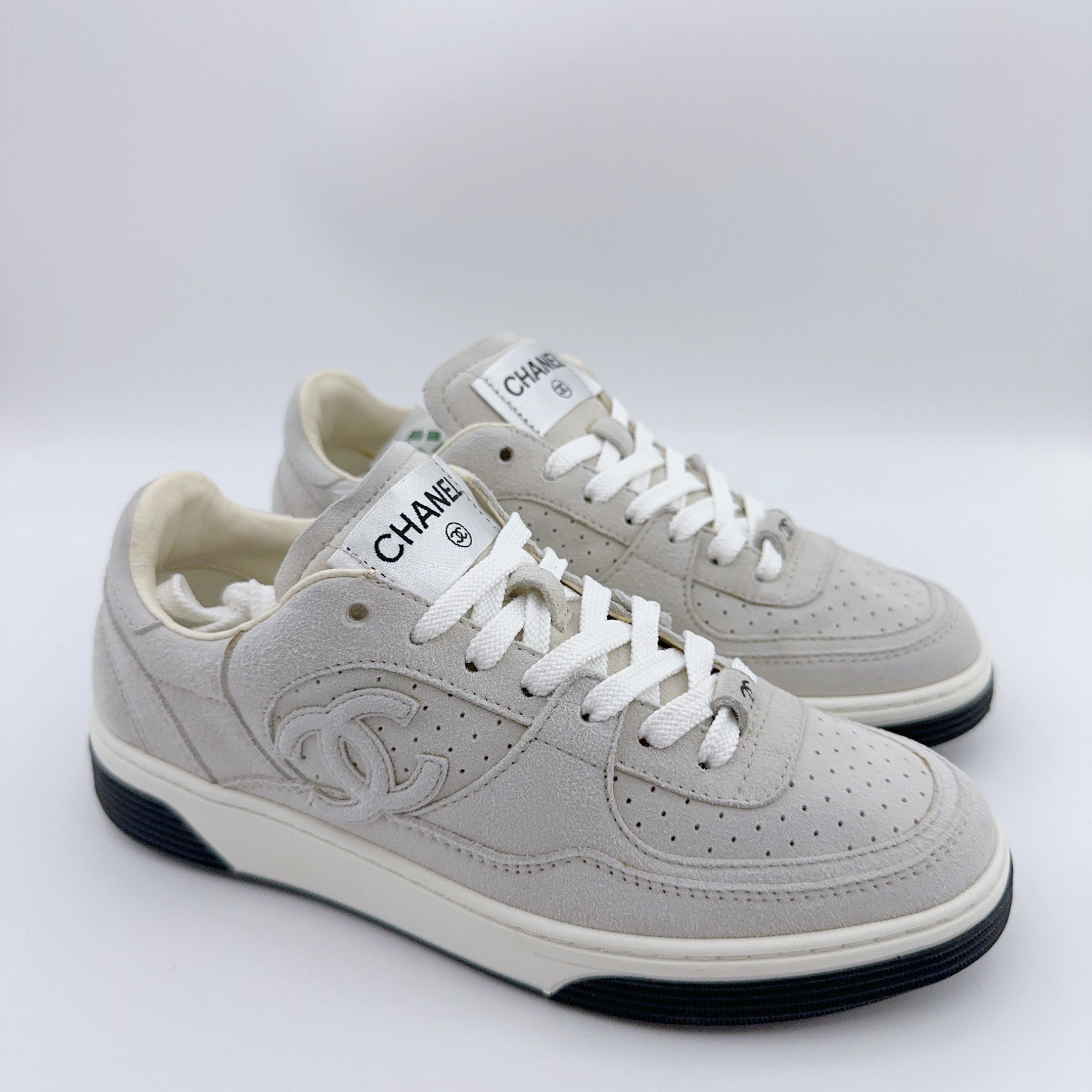 99新 Chanel/香奈儿 35码/新款24P灰色麂皮板鞋/01223