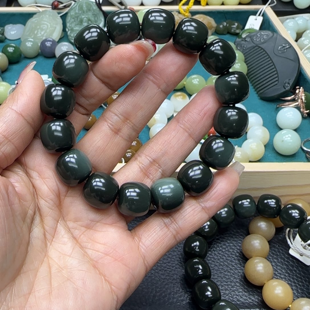 胜***杠和田玉未镶嵌手链