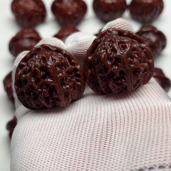 S***x文玩核桃吊坠不面试三角白