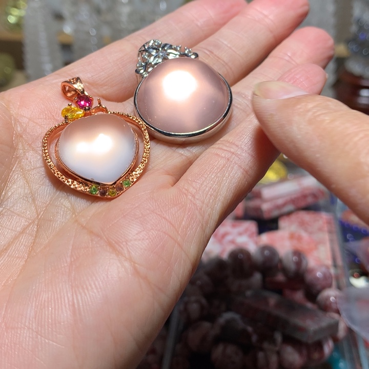 三***妈石英石合金吊坠两个